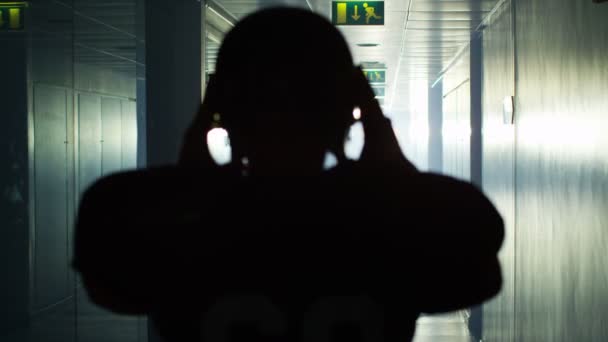 Football player walks alone through tunnel — Stock Video