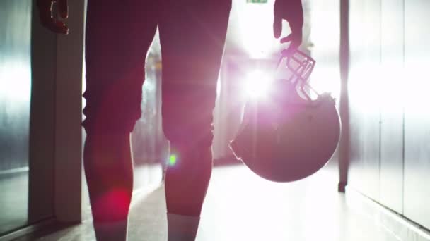 Футболист ходит один по тоннелю — стоковое видео