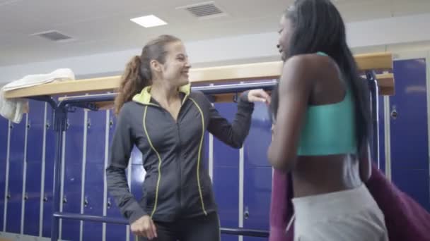 Mujeres y alta cinco en vestuario de damas — Vídeo de stock