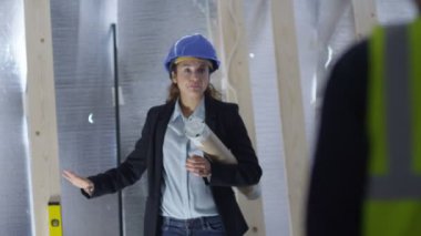 mühendis meslektaşı ile sorunları tartışıyor