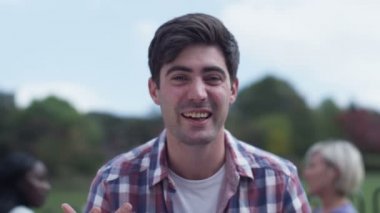 görüntülü sohbet sahip adam