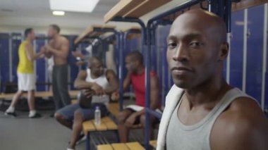 spor salonu soyunma odasında oturan ciddi adam