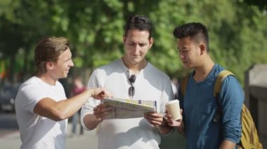 tren istasyonuna uzak yürüyen adam