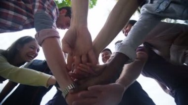  Ellerini gökyüzüne kadar yükselterek arkadaşlar