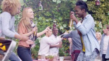 Grup Barbekü bira içmek