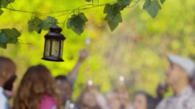 arkadaşlar bira şişeleri kadeh kaldırmak için Kaldır