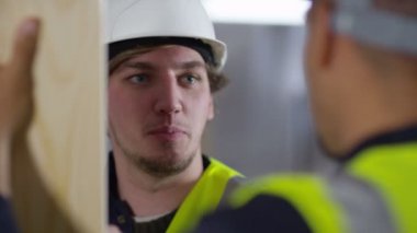  çırak bir matkap kullanmak nasıl gösteren esnaf