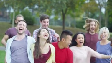  Arkadaşlar hep birlikte dışarıda