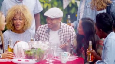 arkadaşlar barbekü partisinde bira içmek