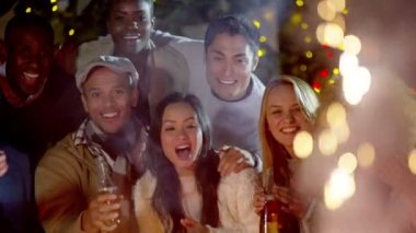 havai fişek izlerken arkadaşlar