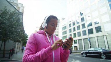 kulaklıklar ile şehirde Runner