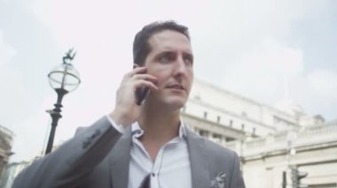  erkek bir telefon görüşmesi yapar