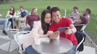 kendi resim çekmek için poz Çift