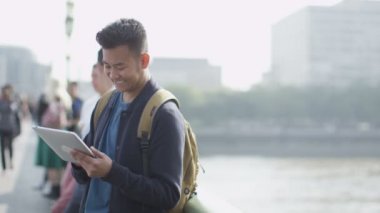 tablet bilgisayar kullanan adam