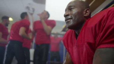  futbolcu takım soyunma odasında