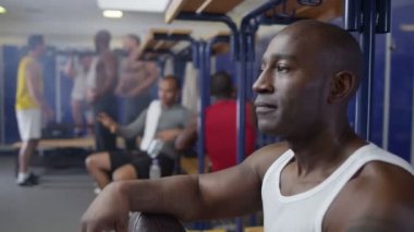 gülümseyen adam bir top tutan