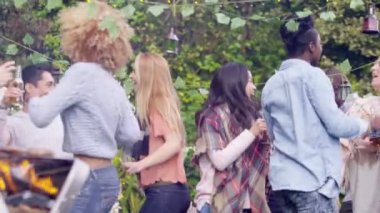 Grup Barbekü bira içmek