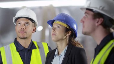 mühendis meslektaşları ile sorunları tartışıyor