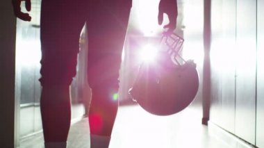 futbolcu yalnız tünele doğru yürüyor