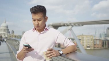 Adam Londra'da cep telefonunuzla