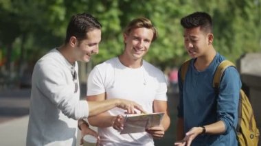  Haritaya bakan arkadaşlar