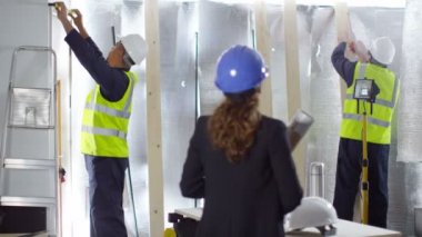 İnşaat alanında ekibiyle mühendisi