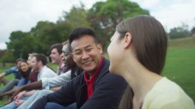  Arkadaşlar hep birlikte dışarıda