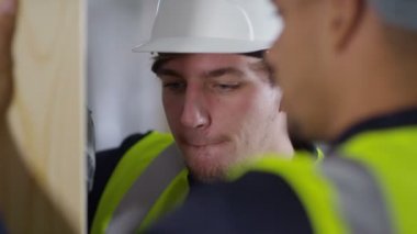  çırak bir matkap kullanmak nasıl gösteren esnaf