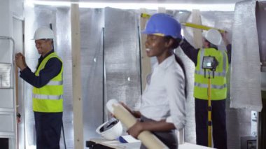 İnşaat alanında ekibiyle mühendisi