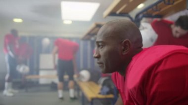 Takım soyunma odasında Amerikan futbolu oyuncusu