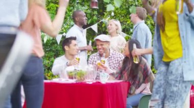 arkadaşlar bira şişeleri kadeh kaldırmak için Kaldır 