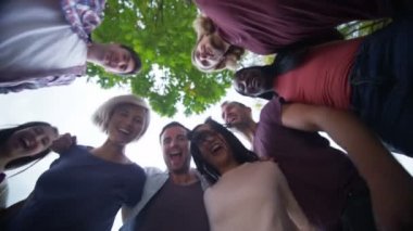 arkadaşlar doğal açık ortamda