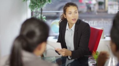 Bayan patron onu takımın geri kalanı verir