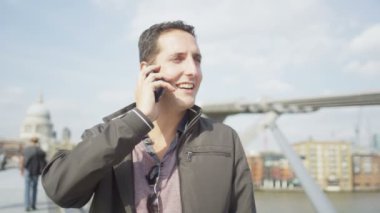  Telefon görüşmesi yapan adam.