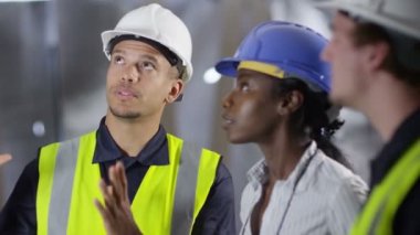 mühendis meslektaşları ile sorunları tartışıyor