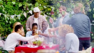 arkadaşlar barbekü partisinde bira içmek