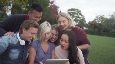 arkadaşlar bilgisayar tablet ile fotoğraf için poz