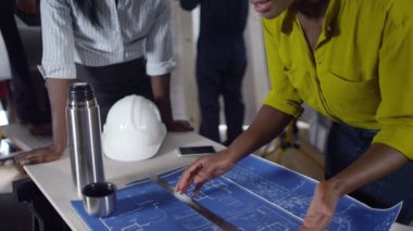 bir müşteriyle planlama mimar