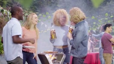 arkadaşlar gözlük kadeh kaldırmak için Kaldır