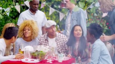 arkadaşlar barbekü partisinde bira içmek