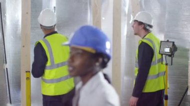 İnşaat alanında çalışan mühendis