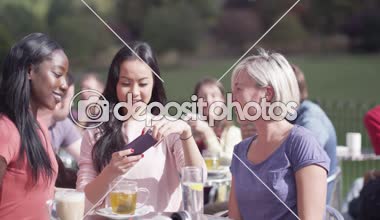 arkadaşlar kendi fotoğraf çekmek için poz