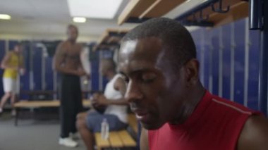 spor salonu soyunma odasında su ile nemlendirilmesi adam