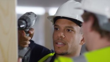  çırak bir matkap kullanmak nasıl gösteren esnaf