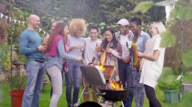 arkadaşlar eğlenmeye barbekü partisinde