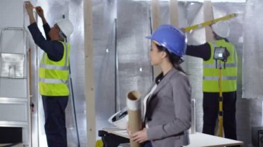 İnşaat alanında ekibiyle mühendisi