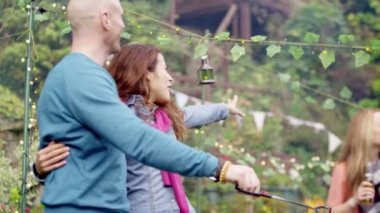 arkadaşlar eğlenmeye barbekü partisinde