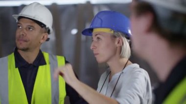 mühendis meslektaşları ile sorunları tartışıyor