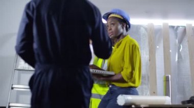 Mimar meslektaşım bir beşlik ile selamlıyor