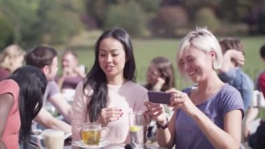 arkadaşlar kendi fotoğraf çekmek için poz